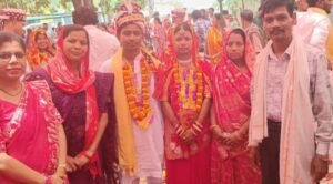 70 जोड़ों को 36000 रुपए की सहायता राशि एवं उपहार सामग्री दी जिला प्रशासन ने. 8 मई को डभरा में हुआ 70 जोड़ों का सामूहिक विवाह. महिला बाल विकास विभाग ने किया था आयोजन. जिले के कलेक्टर. एसपी एवं जिला पंचायत सीईओ ने नवयुग़ल दंपतियों को दिया आशीर्वाद. सरपंच संघ अध्यक्ष संतोष अग्रवाल ने दी सभी विवाहित जोड़ों को बर्तन सामग्री 70 जोड़ों को 36000 रुपए की सहायता राशि एवं उपहार सामग्री दी जिला प्रशासन ने. 8 मई को डभरा में हुआ 70 जोड़ों का सामूहिक विवाह. महिला बाल विकास विभाग ने किया था आयोजन. जिले के कलेक्टर. एसपी एवं जिला पंचायत सीईओ ने नवयुग़ल दंपतियों को दिया आशीर्वाद. सरपंच संघ अध्यक्ष संतोष अग्रवाल ने दी सभी विवाहित जोड़ों को बर्तन सामग्री kshititech
