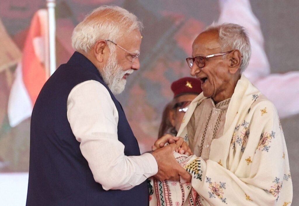 कहां मिलेगा ऐसा प्रधानमंत्री-शपथ ग्रहण मंच पर जनता के सामने दंडवत हुए PM मोदी, बोले- बंगाल की जन शक्ति को मेरा प्रणाम. मुखर्जी जी की भूमि पर खिला कमल. 9 मई भाजपा के लिए सबसे बड़ी खुशी का दिन. गुरु रवींद्रनाथ टैगोर जी को भी स्मरण किया मोदी जी ने कहां मिलेगा ऐसा प्रधानमंत्री-शपथ ग्रहण मंच पर जनता के सामने दंडवत हुए PM मोदी, बोले- बंगाल की जन शक्ति को मेरा प्रणाम. मुखर्जी जी की भूमि पर खिला कमल. 9 मई भाजपा के लिए सबसे बड़ी खुशी का दिन. गुरु रवींद्रनाथ टैगोर जी को भी स्मरण किया मोदी जी ने kshititech