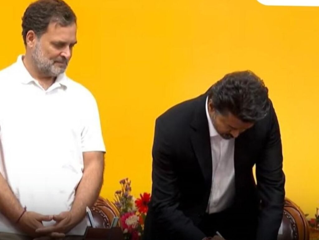 मुख्यमंत्री हो तो ऐसा. शपथ मंच पर ही जनहित की फाइल में किए दस्तखत-200 यूनिट तक बिजली फ्री- मुख्यमंत्री की शपथ लेते ही पहले हस्ताक्षर मुफ्त बिजली पर. राज्य की जनता ने कहा- थैंक्स विजय जी kshititech