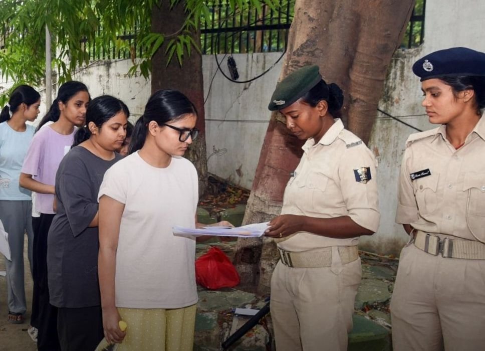 नीट परीक्षा को लेकर बड़ा खुलासा- 600 नंबरों के सवाल 2 दिन पहले ही पहुंच चुके थे छात्रों तक. पांच लाख में बिके गेस पेपर. अभी 8 दिन पहले हुई थी नीट की परीक्षा kshititech