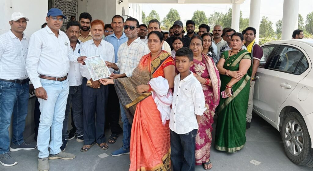 कंप्यूटर ऑपरेटर संघ ने कलेक्टर को सौंपा ज्ञापन.मामला धान खरीदी केंद्रों में धान शॉर्टेज के नाम पर शासन द्वारा की जाने वाली कार्रवाई का. दो जिले के ऑपरेटर रहे मौजूद शक्ति जिले के संघ के अध्यक्ष पुरुषोत्तम बरेठ ने दी जानकारी. संघ ने कहा- शासन की अन्याय पूर्ण एवं दमनात्मक कार्रवाई अब नहीं होगी बर्दाश्त kshititech