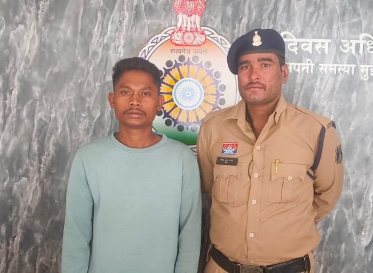 शक्ति पुलिस की बड़ी सफलता-शक्ति पुलिस ने किया हत्या के प्रयास के स्थाई वारंटी को गिरफ्तार. घटना के बाद से लगातार फरार चल रहे हैं आरोपी पर ₹3000 रुपए का इनाम भी था घोषित. योजना बनाकर पुलिस ने धर दबोचा आरोपी को kshititech