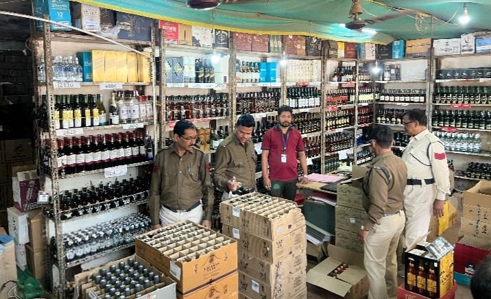 राज्य की 717 सरकारी शराब दुकानों पर लगेगा ताला. मंदिर. स्कूल. बस स्टैंड के पास अब नहीं रहेंगी शराब की दुकानें. 15 दिनों में शराब दुकाने हटाने के विभाग को जारी हुए निर्देश kshititech