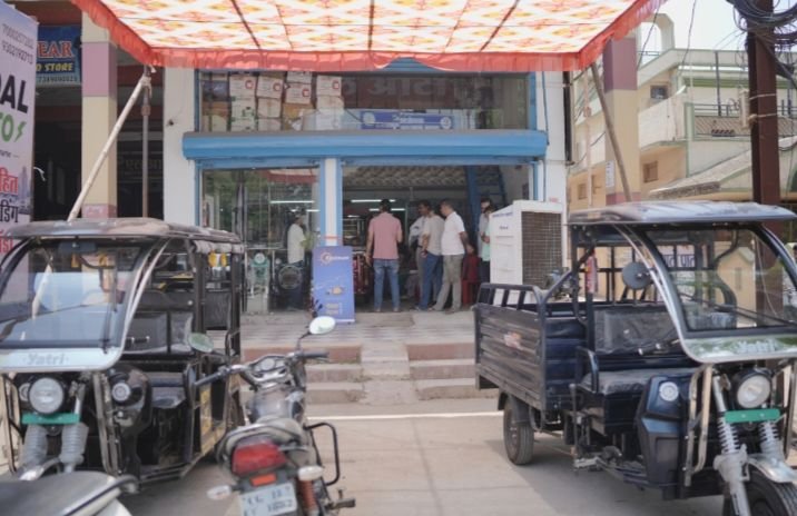 जिला मुख्यालय शक्ति में भी अब ई थ्री व्हीलर ऑटो की होंगी उपलब्धता. 12 मई को जिंदल ई ऑटो का हुआ भव्य शुभारंभ. नगर पालिका अध्यक्ष श्यामसुंदर अग्रवाल ने कहा-डीजल पेट्रोल की बचत के लिए करें ई वाहनों का उपयोग. यात्रियों का सफर भी होगा आसान kshititech