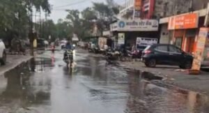 30 मिनट के तूफान ने जमकर तबाही मचाई शक्ति शहर में. पूरे जिले में जनजीवन अस्त व्यस्त. विद्युत व्यवस्था भी हुई ध्वस्त.बिजली विभाग के अधिकारी- कर्मचारी जुटे विद्युत आपूर्ति बहाल करने में. नगर पालिका शक्ति के अध्यक्ष श्याम सुंदर अग्रवाल ने भी लिया तूफान से प्रभावित क्षेत्र का जायजा. तूफान इस गति का अंदाजा नहीं था लोगों को kshititech