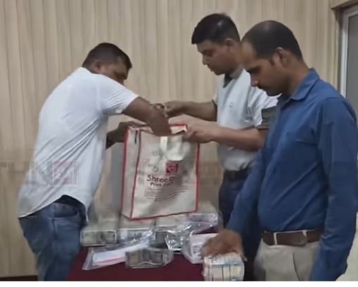अब तक की सबसे बड़ी नगद रकम की बरामदगी- रायगढ़ में सट्टा खाई वालों से एक करोड़ दो लाख रुपए नगद बरामद. बड़ा खाईवाल करण चौधरी अग्रवाल पुलिस की गिरफ्त में. रायगढ़ एसएसपी ने दी जानकारी. मेडिकल स्टोर एवं पेट्रोल पंपों के माध्यम से करते थे खाईवाल वित्तीय लेनदेन kshititech