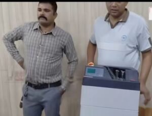 अब तक की सबसे बड़ी नगद रकम की बरामदगी- रायगढ़ में सट्टा खाई वालों से एक करोड़ दो लाख रुपए नगद बरामद. बड़ा खाईवाल करण चौधरी अग्रवाल पुलिस की गिरफ्त में. रायगढ़ एसएसपी ने दी जानकारी. मेडिकल स्टोर एवं पेट्रोल पंपों के माध्यम से करते थे खाईवाल वित्तीय लेनदेन kshititech