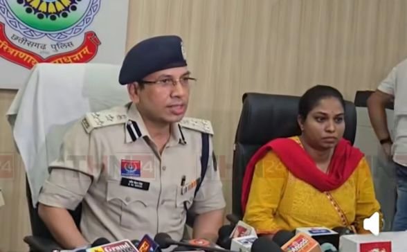 अब तक की सबसे बड़ी नगद रकम की बरामदगी- रायगढ़ में सट्टा खाई वालों से एक करोड़ दो लाख रुपए नगद बरामद. बड़ा खाईवाल करण चौधरी अग्रवाल पुलिस की गिरफ्त में. रायगढ़ एसएसपी ने दी जानकारी. मेडिकल स्टोर एवं पेट्रोल पंपों के माध्यम से करते थे खाईवाल वित्तीय लेनदेन kshititech