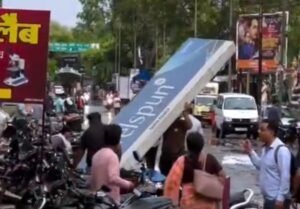 30 मिनट के तूफान ने जमकर तबाही मचाई शक्ति शहर में. पूरे जिले में जनजीवन अस्त व्यस्त. विद्युत व्यवस्था भी हुई ध्वस्त.बिजली विभाग के अधिकारी- कर्मचारी जुटे विद्युत आपूर्ति बहाल करने में. नगर पालिका शक्ति के अध्यक्ष श्याम सुंदर अग्रवाल ने भी लिया तूफान से प्रभावित क्षेत्र का जायजा. तूफान इस गति का अंदाजा नहीं था लोगों को kshititech