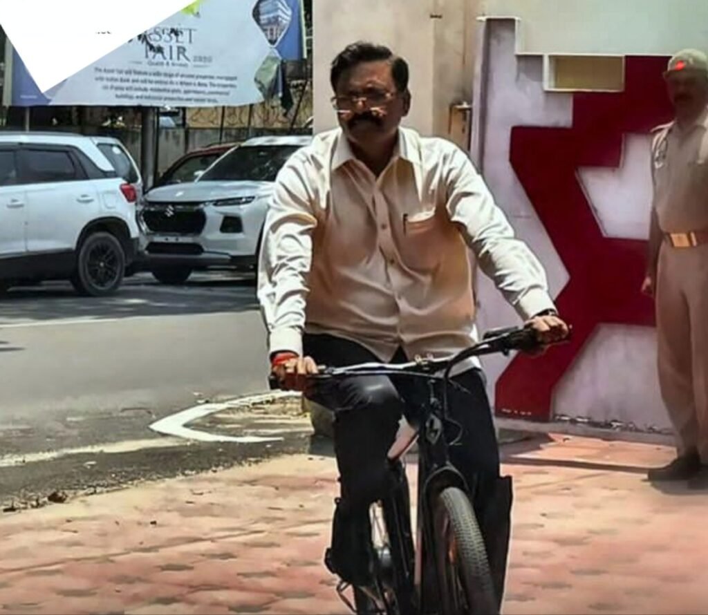 कमिश्नर साहब ने तो कमाल कर दिया- मोदी की अपील पर ई साइकिल से पहुंचे अपने दफ्तर. गुरुवार को साहब के साथ-साथ सुरक्षा कर्मचारी भी ई साइकिल से पहुंचे दफ्तर kshititech