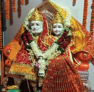 एक सदी से अधिक पुरानी आस्था की अमर गाथा को नया जीवन.श्री बांके बिहारी सहित 7 विग्रह की हुई स्थापना.भगवान श्री बांके बिहारी की निकली भव्य शोभायात्रा सैकड़ो की तादाद में श्रद्धालु झुमते नाचते दिखे. 175 साल पुराने मंदिर की संपन्न हुई विग्रह प्राण प्रतिष्ठा. ट्रस्ट के अध्यक्ष डॉ अशोक अग्रवाल ने दी जानकारी kshititech