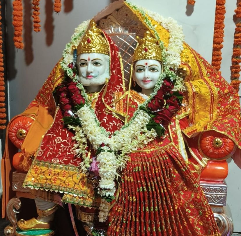 एक सदी से अधिक पुरानी आस्था की अमर गाथा को नया जीवन.श्री बांके बिहारी सहित 7 विग्रह की हुई स्थापना.भगवान श्री बांके बिहारी की निकली भव्य शोभायात्रा सैकड़ो की तादाद में श्रद्धालु झुमते नाचते दिखे. 175 साल पुराने मंदिर की संपन्न हुई विग्रह प्राण प्रतिष्ठा. ट्रस्ट के अध्यक्ष डॉ अशोक अग्रवाल ने दी जानकारी kshititech