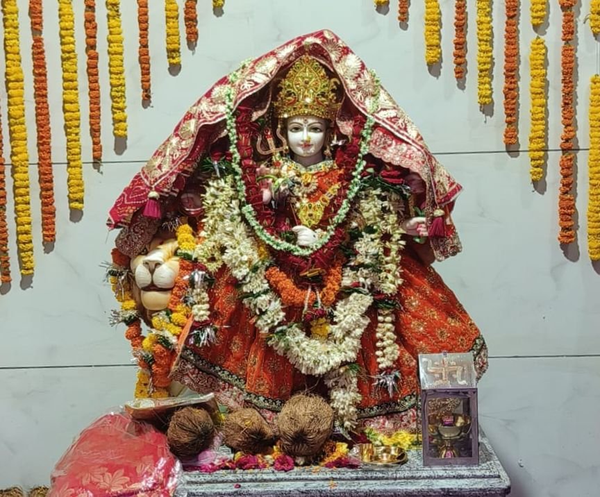एक सदी से अधिक पुरानी आस्था की अमर गाथा को नया जीवन.श्री बांके बिहारी सहित 7 विग्रह की हुई स्थापना.भगवान श्री बांके बिहारी की निकली भव्य शोभायात्रा सैकड़ो की तादाद में श्रद्धालु झुमते नाचते दिखे. 175 साल पुराने मंदिर की संपन्न हुई विग्रह प्राण प्रतिष्ठा. ट्रस्ट के अध्यक्ष डॉ अशोक अग्रवाल ने दी जानकारी kshititech