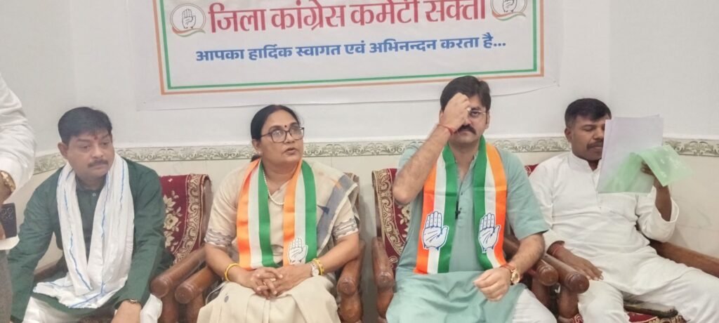 शक्ति जिले में महंगाई पर बिफ़री कांग्रेस- 15 मई को प्रेस वार्ता में अकलतरा के विधायक राघवेंद्र सिंह ने कहा- देश को संभाल नहीं पा रहे हैं मोदी जी. कांग्रेस पर मंगलसूत्र छिनने का आरोप लगाने वाली पार्टी के प्रधानमंत्री आज लोगों से कह रहे शादी ब्याह में मत खरीदो गहने. मोदी राज में 50 गुना महंगा हुआ सोना kshititech