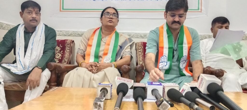 शक्ति जिले में महंगाई पर बिफ़री कांग्रेस- 15 मई को प्रेस वार्ता में अकलतरा के विधायक राघवेंद्र सिंह ने कहा- देश को संभाल नहीं पा रहे हैं मोदी जी. कांग्रेस पर मंगलसूत्र छिनने का आरोप लगाने वाली पार्टी के प्रधानमंत्री आज लोगों से कह रहे शादी ब्याह में मत खरीदो गहने. मोदी राज में 50 गुना महंगा हुआ सोना kshititech