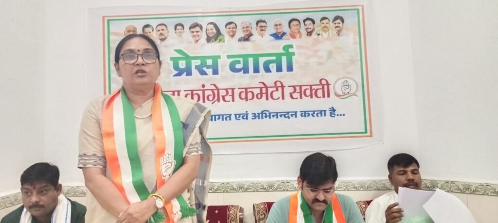 शक्ति जिले में महंगाई पर बिफ़री कांग्रेस- 15 मई को प्रेस वार्ता में अकलतरा के विधायक राघवेंद्र सिंह ने कहा- देश को संभाल नहीं पा रहे हैं मोदी जी. कांग्रेस पर मंगलसूत्र छिनने का आरोप लगाने वाली पार्टी के प्रधानमंत्री आज लोगों से कह रहे शादी ब्याह में मत खरीदो गहने. मोदी राज में 50 गुना महंगा हुआ सोना kshititech