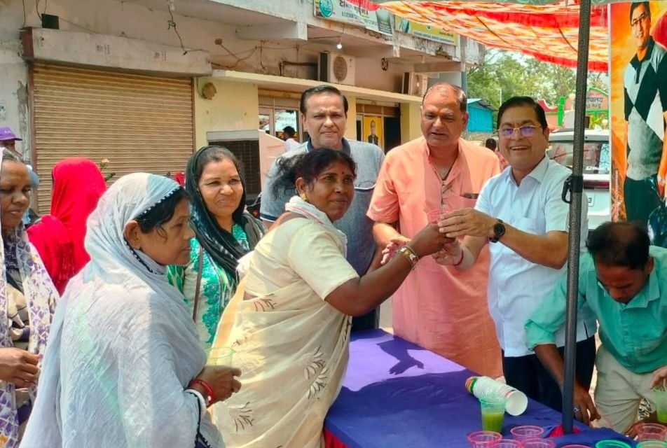 शनिवार को अपने जन्मदिन के मौके पर शक्ति&nbsp; के नगर पालिका अध्यक्ष ने किया पार्षदों के साथ वृक्षारोपण. स्वच्छता मित्रों एवं पालिका कर्मचारियों को कराया स्वल्पाहार. पार्षदों ने भी दी अध्यक्ष जी को बधाई. शुभकामनाओं से अभिभूत श्याम सुंदर ने कहा- हम सब मिलकर करेंगे शहर का विकास kshititech