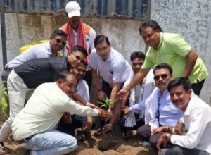 शनिवार को अपने जन्मदिन के मौके पर शक्ति&nbsp; के नगर पालिका अध्यक्ष ने किया पार्षदों के साथ वृक्षारोपण. स्वच्छता मित्रों एवं पालिका कर्मचारियों को कराया स्वल्पाहार. पार्षदों ने भी दी अध्यक्ष जी को बधाई. शुभकामनाओं से अभिभूत श्याम सुंदर ने कहा- हम सब मिलकर करेंगे शहर का विकास kshititech
