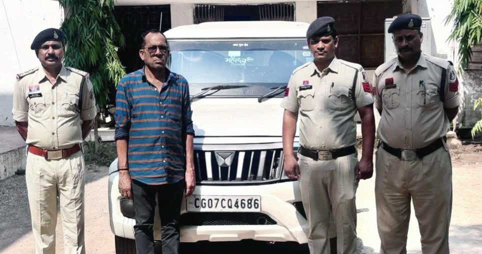 शक्ति जिले में 12 लाख रुपए की धोखाधड़ी करने वाले आरोपी सुरेश कुमार दुबे को पुलिस की सक्रियता से किया गया गिरफ्तार. लंबे समय से चल रहा था फरार। फ्रॉड की रकम से खरीदी थी आरोपी ने बोलेरो वाहन. नौकरी लगने के नाम पर लोगों का कर दिया बेड़ापार शक्ति जिले में 12 लाख रुपए की धोखाधड़ी करने वाले आरोपी सुरेश कुमार दुबे को पुलिस की सक्रियता से किया गया गिरफ्तार. लंबे समय से चल रहा था फरार। फ्रॉड की रकम से खरीदी थी आरोपी ने बोलेरो वाहन. नौकरी लगने के नाम पर लोगों का कर दिया बेड़ापार kshititech