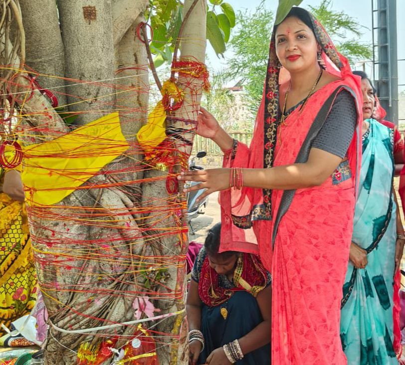 16 मई को शक्ति में गबेल समाज की महिलाओं ने की वट सावित्री पूजा पूजा अर्चना कर पति के दीर्घायु जीवन की कामना भी की महिलाओं ने. संगीता राकेश गबेल ने कहा- आज का यह दिन महिलाओं के लिए पा पर्व kshititech