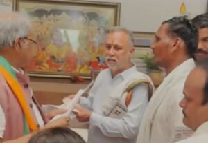 सांसद बृजमोहन अग्रवाल ने अपने संसदीय क्षेत्र के जरूरतमंद लोगों को किया स्वेच्छानुदान सहायता राशि के चेक का वितरण. बृजमोहन ने कहा- यह सेवा सहयोग केवल आर्थिक सहायता नहीं. बल्कि सर्व वर्ग के लोगों को लेकर आगे बढ़ने का एक छोटा सा प्रयास kshititech