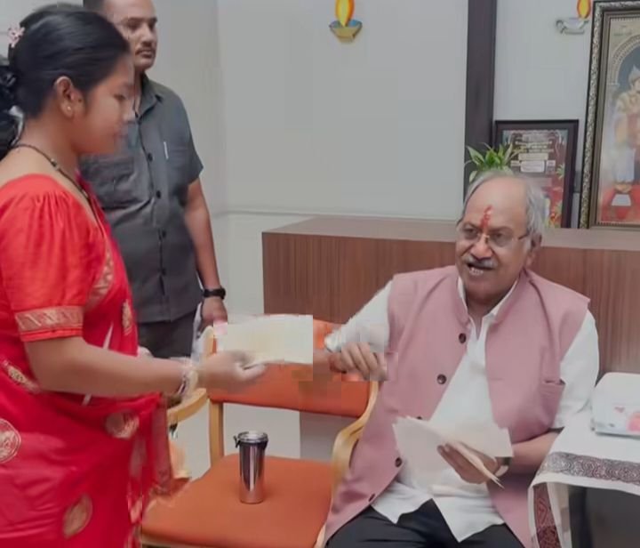 सांसद बृजमोहन अग्रवाल ने अपने संसदीय क्षेत्र के जरूरतमंद लोगों को किया स्वेच्छानुदान सहायता राशि के चेक का वितरण. बृजमोहन ने कहा- यह सेवा सहयोग केवल आर्थिक सहायता नहीं. बल्कि सर्व वर्ग के लोगों को लेकर आगे बढ़ने का एक छोटा सा प्रयास kshititech