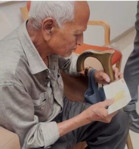 सांसद बृजमोहन अग्रवाल ने अपने संसदीय क्षेत्र के जरूरतमंद लोगों को किया स्वेच्छानुदान सहायता राशि के चेक का वितरण. बृजमोहन ने कहा- यह सेवा सहयोग केवल आर्थिक सहायता नहीं. बल्कि सर्व वर्ग के लोगों को लेकर आगे बढ़ने का एक छोटा सा प्रयास kshititech