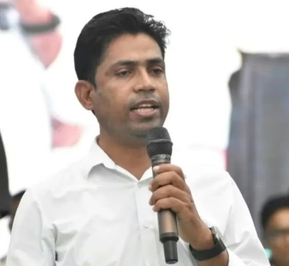 आखिर किसका डर जहांगीर खान को- मतदान से एक दिन पहले ही अपनी दावेदारी छोड़ दी. अपने आप को पुष्पा बताने वाले जहांगीर खान ने. टीएमसी से उम्मीदवार थे जहांगीर. पूरे चुनाव के दौरान आईपीएस अजय पाल के साथ विवादों के चलते चर्चा में रहे जहांगीर खान kshititech