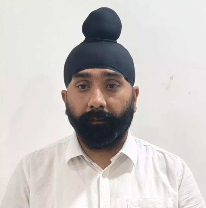 सबसे बड़ी खबर-रायगढ़ में सट्टा खाईवाल गुड्डा सरदार ने एसपी दफ्तर में किया सरेंडर. गुड्डा सरदार ने कहा चाहता हूं सामाजिक जीवन जीना. पुलिस से बचकर तनाव में जी रहा था जीवन. करण चौधरी अग्रवाल के नेटवर्क का संचालन करता था गुड्डा सरदार kshititech