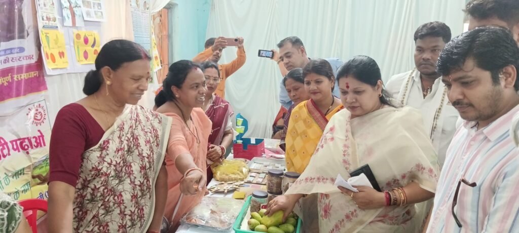 नगर पालिका शक्ति द्वारा सुशासन तिहार के समाधान शिविर का हुआ 21 मई को आयोजन. पांच परिवारों को पीएम आवास की चाबी. पीएम आवास का अनुज्ञा पत्र एवं जन्म प्रमाण पत्रों का हुआ वितरण. सांसद कमलेश जांगड़े. कलेक्टर साहब एवं नगर पालिका अध्यक्ष श्यामसुंदर अग्रवाल रहे मौजूद kshititech