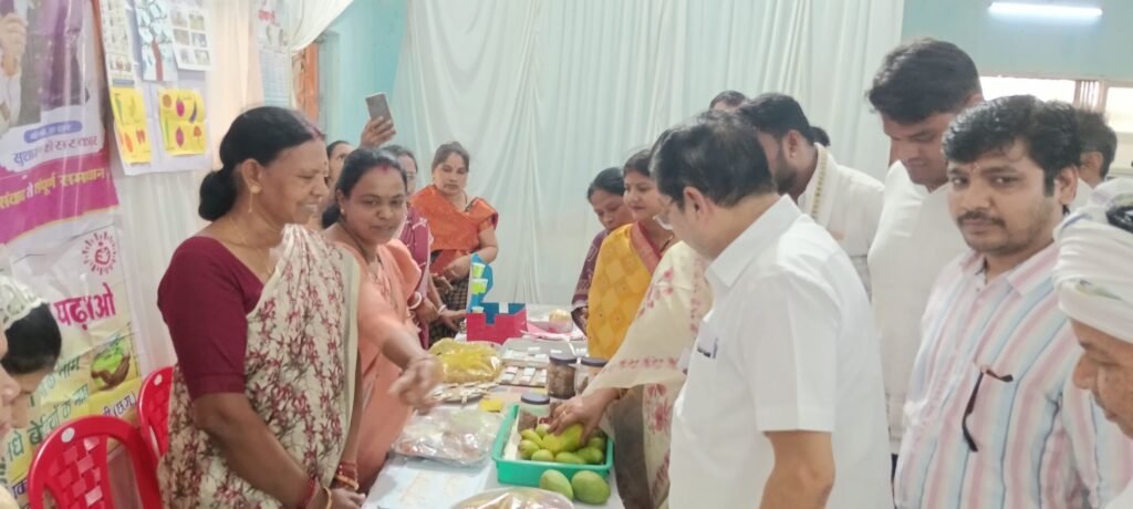 नगर पालिका शक्ति द्वारा सुशासन तिहार के समाधान शिविर का हुआ 21 मई को आयोजन. पांच परिवारों को पीएम आवास की चाबी. पीएम आवास का अनुज्ञा पत्र एवं जन्म प्रमाण पत्रों का हुआ वितरण. सांसद कमलेश जांगड़े. कलेक्टर साहब एवं नगर पालिका अध्यक्ष श्यामसुंदर अग्रवाल रहे मौजूद kshititech