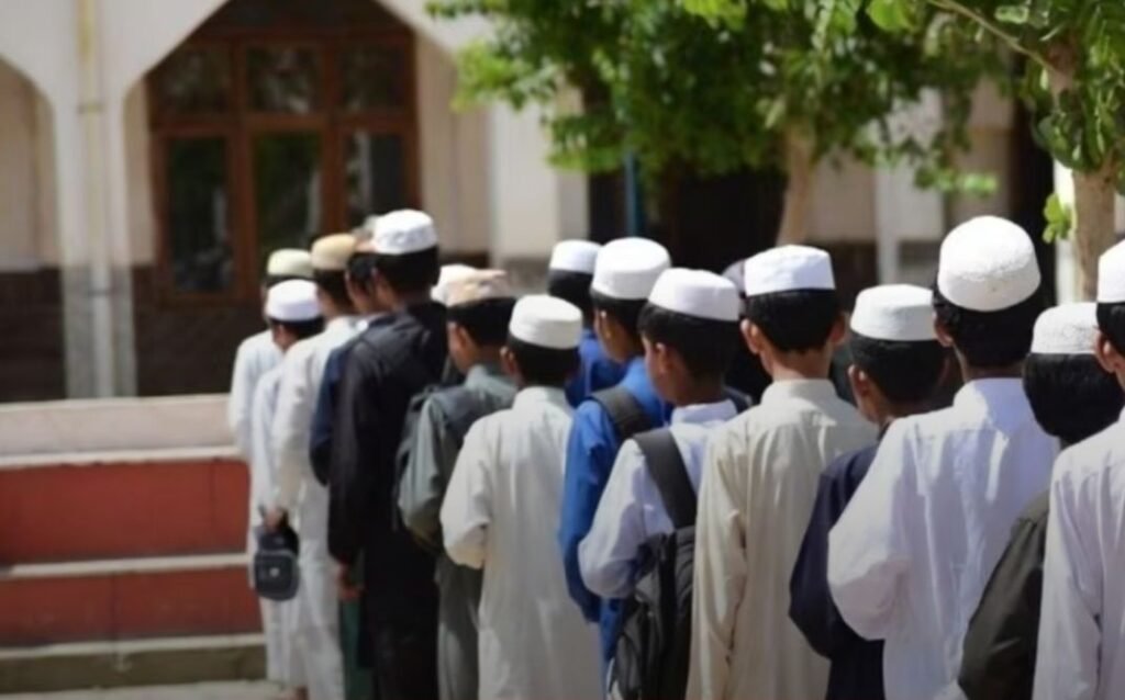 सरकार का आदेश- मदरसों में भी अब गाना होगा वंदे मातरम. सुबह की प्रार्थना सभा में होगा राष्ट्रीय गीत. एक हफ्ते पहले सभी स्कूलों में भी किया गया था वंदे मातरम अनिवार्य kshititech