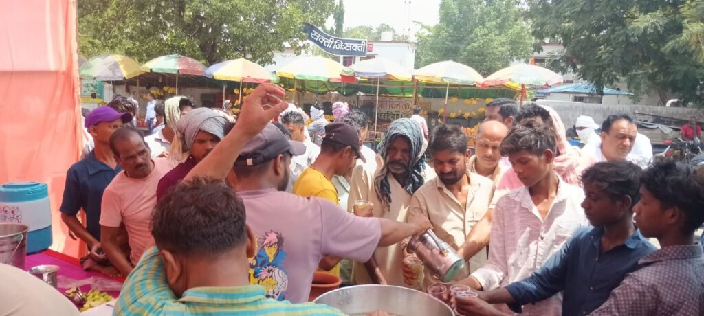 महामंडलेश्वर अमृतानंद सरस्वती भरत महाराज जी के सानिध्य में घट पूजा कर नौतपा के प्रथम दिवस अग्रसेन चौक में हुआ ठंडे पानी एवं शरबत का वितरण.पराशक्ति ज्योतिष परिवार ने किया था आयोजन. नगर पालिका अध्यक्ष श्यामसुंदर अग्रवाल ने कहा- भीषण गर्मी में जल की सेवा सबसे बड़ा पुण्य का काम kshititech