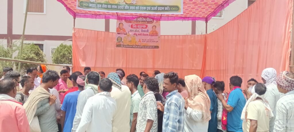 महामंडलेश्वर अमृतानंद सरस्वती भरत महाराज जी के सानिध्य में घट पूजा कर नौतपा के प्रथम दिवस अग्रसेन चौक में हुआ ठंडे पानी एवं शरबत का वितरण.पराशक्ति ज्योतिष परिवार ने किया था आयोजन. नगर पालिका अध्यक्ष श्यामसुंदर अग्रवाल ने कहा- भीषण गर्मी में जल की सेवा सबसे बड़ा पुण्य का काम kshititech