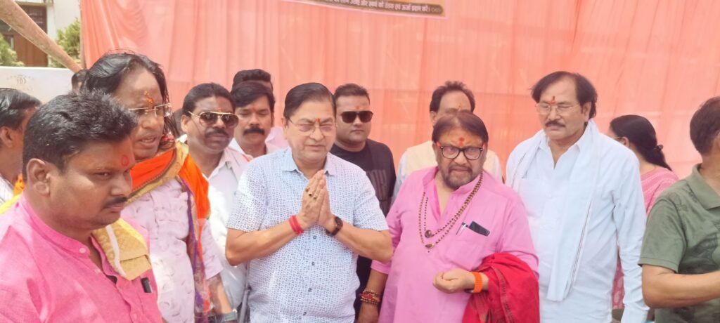 महामंडलेश्वर अमृतानंद सरस्वती भरत महाराज जी के सानिध्य में घट पूजा कर नौतपा के प्रथम दिवस अग्रसेन चौक में हुआ ठंडे पानी एवं शरबत का वितरण.पराशक्ति ज्योतिष परिवार ने किया था आयोजन. नगर पालिका अध्यक्ष श्यामसुंदर अग्रवाल ने कहा- भीषण गर्मी में जल की सेवा सबसे बड़ा पुण्य का काम kshititech