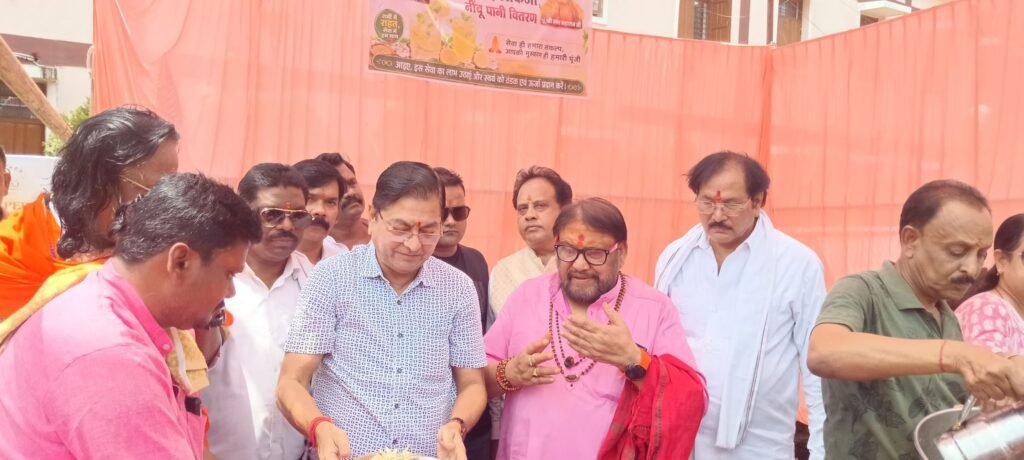 महामंडलेश्वर अमृतानंद सरस्वती भरत महाराज जी के सानिध्य में घट पूजा कर नौतपा के प्रथम दिवस अग्रसेन चौक में हुआ ठंडे पानी एवं शरबत का वितरण.पराशक्ति ज्योतिष परिवार ने किया था आयोजन. नगर पालिका अध्यक्ष श्यामसुंदर अग्रवाल ने कहा- भीषण गर्मी में जल की सेवा सबसे बड़ा पुण्य का काम kshititech
