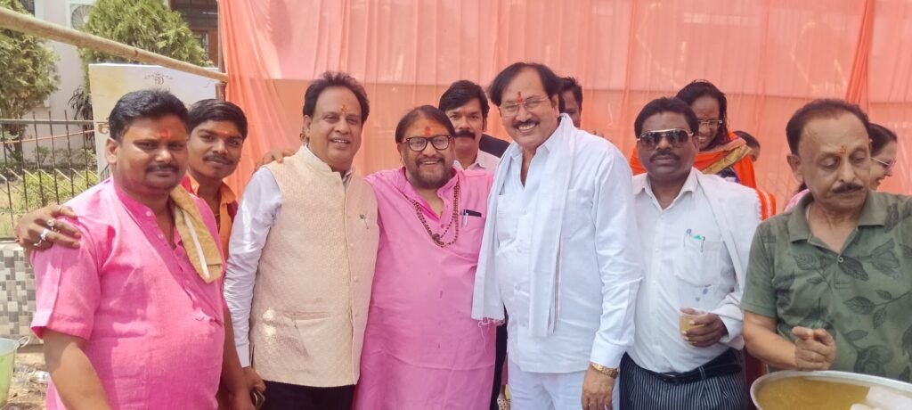 महामंडलेश्वर अमृतानंद सरस्वती भरत महाराज जी के सानिध्य में घट पूजा कर नौतपा के प्रथम दिवस अग्रसेन चौक में हुआ ठंडे पानी एवं शरबत का वितरण.पराशक्ति ज्योतिष परिवार ने किया था आयोजन. नगर पालिका अध्यक्ष श्यामसुंदर अग्रवाल ने कहा- भीषण गर्मी में जल की सेवा सबसे बड़ा पुण्य का काम kshititech