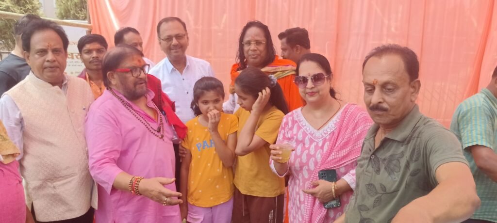 महामंडलेश्वर अमृतानंद सरस्वती भरत महाराज जी के सानिध्य में घट पूजा कर नौतपा के प्रथम दिवस अग्रसेन चौक में हुआ ठंडे पानी एवं शरबत का वितरण.पराशक्ति ज्योतिष परिवार ने किया था आयोजन. नगर पालिका अध्यक्ष श्यामसुंदर अग्रवाल ने कहा- भीषण गर्मी में जल की सेवा सबसे बड़ा पुण्य का काम kshititech
