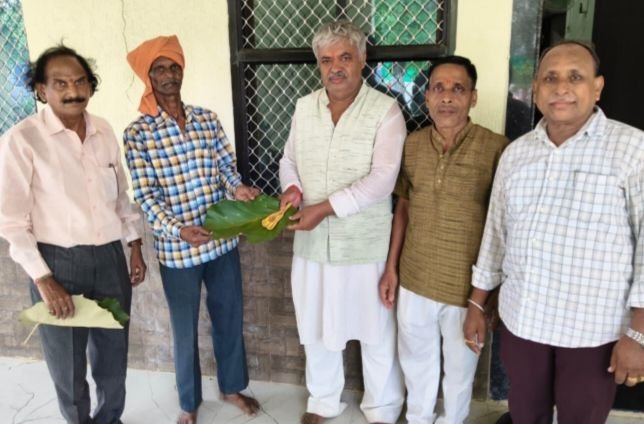 अंतर्राष्ट्रीय शोधकर्ता डॉ राम विजय शर्मा का लांजीगढ़ के धोबी समाज ने मुचकुंद का पत्ता एवं फूल से सम्मानित किया. लांजीगढ़ किले के हुए शोध से क्षेत्र के ग्रामीणों में भी हर्ष. बड़ी उत्सुकता के साथ पूरे शोध के दौरान भागीदारी करी क्षेत्रीय जनता ने अंतर्राष्ट्रीय शोधकर्ता डॉ राम विजय शर्मा का लांजीगढ़ के धोबी समाज ने मुचकुंद का पत्ता एवं फूल से सम्मानित किया. लांजीगढ़ किले के हुए शोध से क्षेत्र के ग्रामीणों में भी हर्ष. बड़ी उत्सुकता के साथ पूरे शोध के दौरान भागीदारी करी क्षेत्रीय जनता ने kshititech