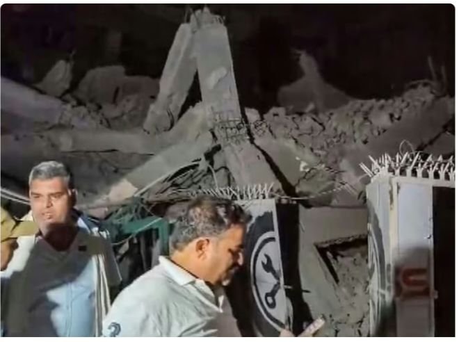 अभी 1 घंटे पहले दिल्ली में 5 मंजिला इमारत ताश के पत्तों की तरह हो गई धराशाई. रेस्क्यू टीम मौके पर. अनेकों लोगों के फंसे होने की आशंका. चार लोगों को निकाला गया मलबे से बाहर kshititech