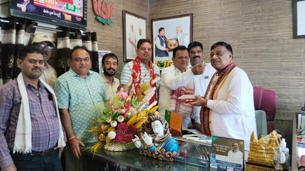 पश्चिम बंगाल में जंगल राज समाप्त हुआ जनता ने भाजपा के कमल पर भरोषा जताया - पूर्व नेता प्रतिपक्ष चंदेल।पूर्व नेता प्रतिपक्ष चंदेल के जनसंपर्क कार्यालय में भाजपा कार्यकर्ताओं ने एक दूसरे को मिठाई खिलाकर भाजपा की जीत का मनाया जश्न पश्चिम बंगाल में जंगल राज समाप्त हुआ जनता ने भाजपा के कमल पर भरोषा जताया - पूर्व नेता प्रतिपक्ष चंदेल।पूर्व नेता प्रतिपक्ष चंदेल के जनसंपर्क कार्यालय में भाजपा कार्यकर्ताओं ने एक दूसरे को मिठाई खिलाकर भाजपा की जीत का मनाया जश्न kshititech