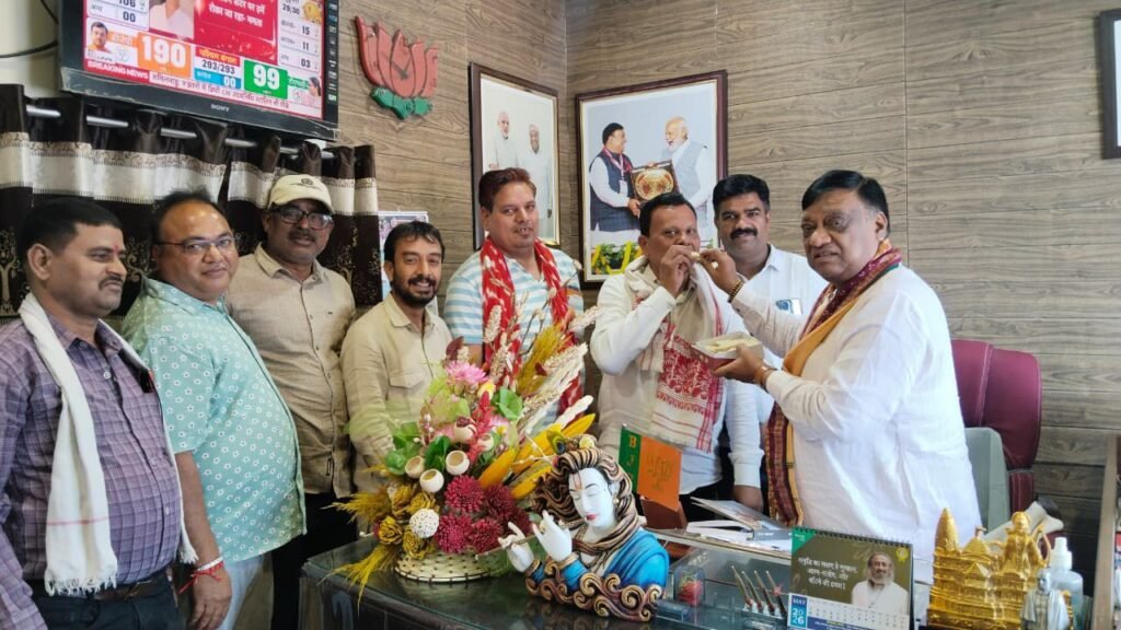 पश्चिम बंगाल में जंगल राज समाप्त हुआ जनता ने भाजपा के कमल पर भरोषा जताया - पूर्व नेता प्रतिपक्ष चंदेल।पूर्व नेता प्रतिपक्ष चंदेल के जनसंपर्क कार्यालय में भाजपा कार्यकर्ताओं ने एक दूसरे को मिठाई खिलाकर भाजपा की जीत का मनाया जश्न पश्चिम बंगाल में जंगल राज समाप्त हुआ जनता ने भाजपा के कमल पर भरोषा जताया - पूर्व नेता प्रतिपक्ष चंदेल।पूर्व नेता प्रतिपक्ष चंदेल के जनसंपर्क कार्यालय में भाजपा कार्यकर्ताओं ने एक दूसरे को मिठाई खिलाकर भाजपा की जीत का मनाया जश्न kshititech