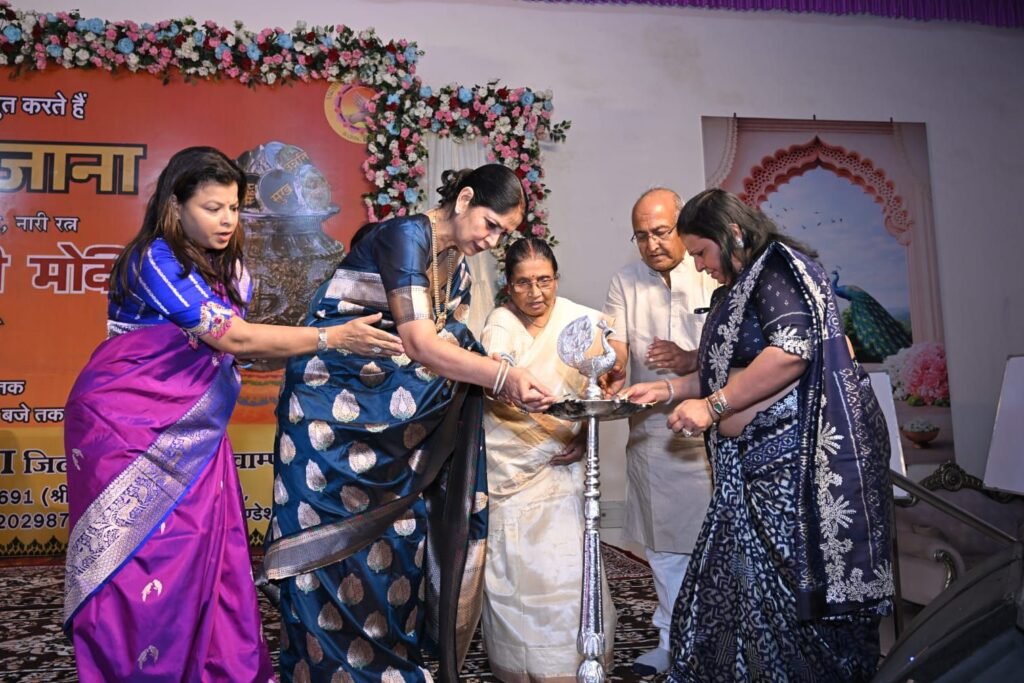 कुबेर का खजाना कार्यक्रम में पहुंचे समाजसेवी अमर सुल्तानिया ने कहा- आध्यात्मिक प्रेरक वक्ता राजेश्वरी दीदी जी की बातें जीवन के लिए प्रेरणादाई. राजेश्वरी दीदी ने कहा- व्यक्ति की वाणी उसके जीवन में सुख और समृद्धि का मार्ग करती है प्रशस्त kshititech