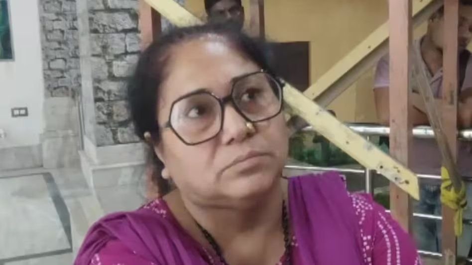 आवास दिलाने के नाम पर लिए गए कमीशन के पैसों को वापस कर रहे पार्षद. घर बुला बुला कर दे रहे लोगों को पैसा. एक लाख लौटाए वापस और भी वापस करने का दिलाया भरोसा आवास दिलाने के नाम पर लिए गए कमीशन के पैसों को वापस कर रहे पार्षद. घर बुला बुला कर दे रहे लोगों को पैसा. एक लाख लौटाए वापस और भी वापस करने का दिलाया भरोसा kshititech