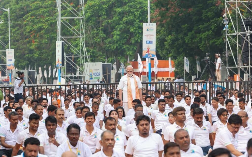 कोलकाता में मोदी बोले-70 की उम्र में 50 जैसा दिखें:योग इसमें मददगार, यह सबको जोड़ता है; पीएम ने 5 आसन किए, लोगों को सिखाया. इतिहास के पन्नों पर दर्ज हुआ कोलकाता का योग कार्यक्रम. मोदी लोगों के बीच पहुंचकर करवाते रहे खुद योगाभ्यास कोलकाता में मोदी बोले-70 की उम्र में 50 जैसा दिखें:योग इसमें मददगार, यह सबको जोड़ता है; पीएम ने 5 आसन किए, लोगों को सिखाया. इतिहास के पन्नों पर दर्ज हुआ कोलकाता का योग कार्यक्रम. मोदी लोगों के बीच पहुंचकर करवाते रहे खुद योगाभ्यास kshititech
