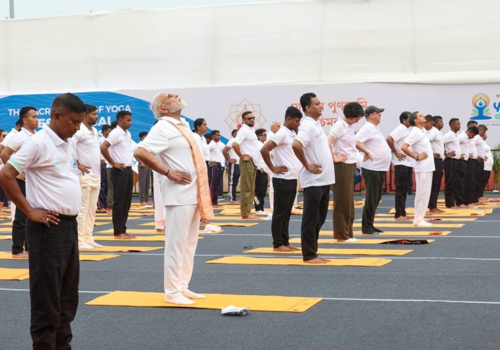 कोलकाता में मोदी बोले-70 की उम्र में 50 जैसा दिखें:योग इसमें मददगार, यह सबको जोड़ता है; पीएम ने 5 आसन किए, लोगों को सिखाया. इतिहास के पन्नों पर दर्ज हुआ कोलकाता का योग कार्यक्रम. मोदी लोगों के बीच पहुंचकर करवाते रहे खुद योगाभ्यास कोलकाता में मोदी बोले-70 की उम्र में 50 जैसा दिखें:योग इसमें मददगार, यह सबको जोड़ता है; पीएम ने 5 आसन किए, लोगों को सिखाया. इतिहास के पन्नों पर दर्ज हुआ कोलकाता का योग कार्यक्रम. मोदी लोगों के बीच पहुंचकर करवाते रहे खुद योगाभ्यास kshititech