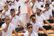 कोलकाता में मोदी बोले-70 की उम्र में 50 जैसा दिखें:योग इसमें मददगार, यह सबको जोड़ता है; पीएम ने 5 आसन किए, लोगों को सिखाया. इतिहास के पन्नों पर दर्ज हुआ कोलकाता का योग कार्यक्रम. मोदी लोगों के बीच पहुंचकर करवाते रहे खुद योगाभ्यास kshititech