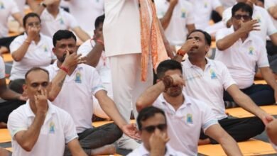 कोलकाता में मोदी बोले-70 की उम्र में 50 जैसा दिखें:योग इसमें मददगार, यह सबको जोड़ता है; पीएम ने 5 आसन किए, लोगों को सिखाया. इतिहास के पन्नों पर दर्ज हुआ कोलकाता का योग कार्यक्रम. मोदी लोगों के बीच पहुंचकर करवाते रहे खुद योगाभ्यास kshititech