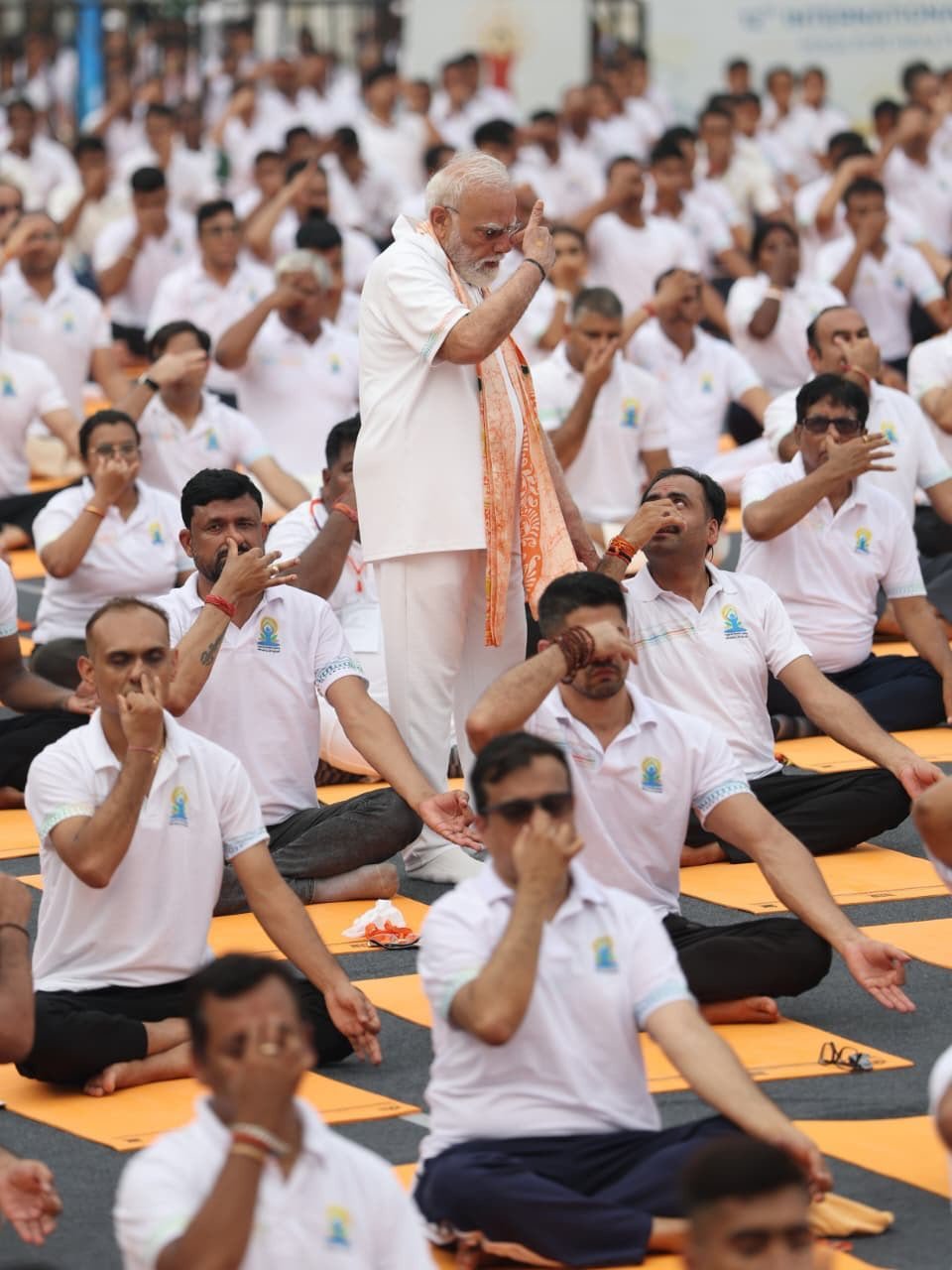 कोलकाता में मोदी बोले-70 की उम्र में 50 जैसा दिखें:योग इसमें मददगार, यह सबको जोड़ता है; पीएम ने 5 आसन किए, लोगों को सिखाया. इतिहास के पन्नों पर दर्ज हुआ कोलकाता का योग कार्यक्रम. मोदी लोगों के बीच पहुंचकर करवाते रहे खुद योगाभ्यास कोलकाता में मोदी बोले-70 की उम्र में 50 जैसा दिखें:योग इसमें मददगार, यह सबको जोड़ता है; पीएम ने 5 आसन किए, लोगों को सिखाया. इतिहास के पन्नों पर दर्ज हुआ कोलकाता का योग कार्यक्रम. मोदी लोगों के बीच पहुंचकर करवाते रहे खुद योगाभ्यास kshititech