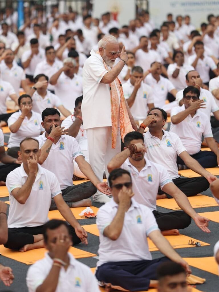कोलकाता में मोदी बोले-70 की उम्र में 50 जैसा दिखें:योग इसमें मददगार, यह सबको जोड़ता है; पीएम ने 5 आसन किए, लोगों को सिखाया. इतिहास के पन्नों पर दर्ज हुआ कोलकाता का योग कार्यक्रम. मोदी लोगों के बीच पहुंचकर करवाते रहे खुद योगाभ्यास कोलकाता में मोदी बोले-70 की उम्र में 50 जैसा दिखें:योग इसमें मददगार, यह सबको जोड़ता है; पीएम ने 5 आसन किए, लोगों को सिखाया. इतिहास के पन्नों पर दर्ज हुआ कोलकाता का योग कार्यक्रम. मोदी लोगों के बीच पहुंचकर करवाते रहे खुद योगाभ्यास kshititech